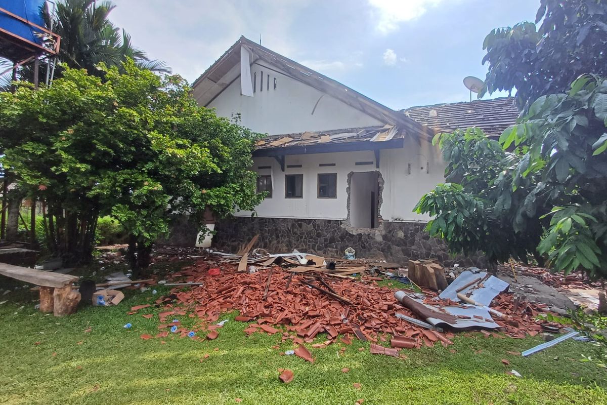 Rumah milik aktor Atalarik Syah di kawasan Cibinong, Kabupaten Bogor, dibongkar oleh aparat sebagai bagian dari eksekusi sengketa lahan dengan PT Sapta sejak Kamis (15/5/2025) sampai Jumat (16/5/2025).