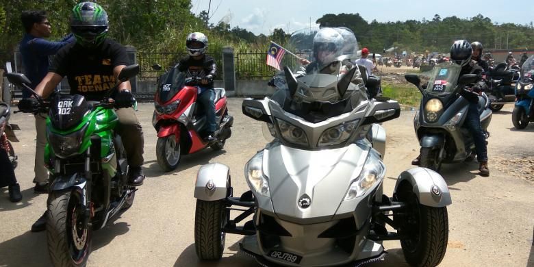 Rombongan pengendara motor gede (Moge) dari Sarawak yang datang menghadiri pembukaan Festival Wonderful Indonesia di Aruk, Kecamatan Sajingan Besar, Kabupaten Sambas, Kalimantan Barat, Sabtu (17/9/2016).