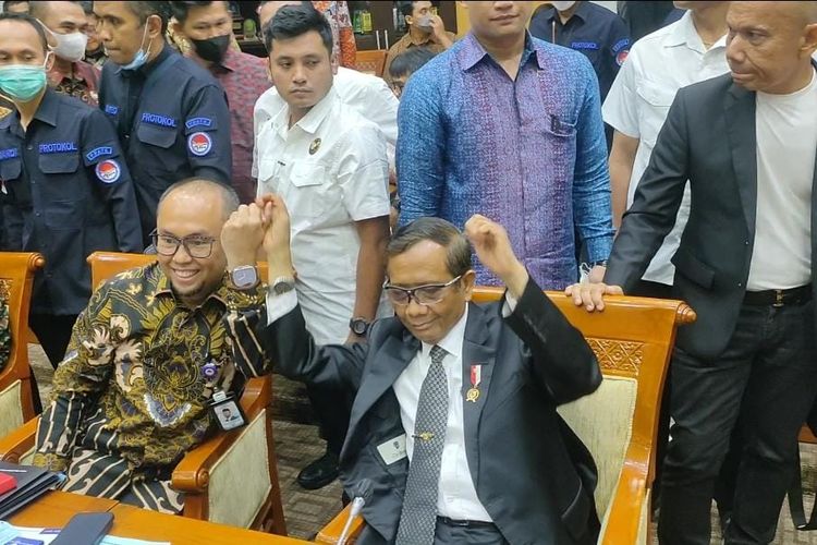 Kepala PPATK sekaligus Sekretaris Komite TPPU Ivan Yustiavandana dan Menko Polhukam sekaligus Ketua Komite TPPU Mahfud MD melakukan salam komando sesaat sebelum memulai rapat Komisi III DPR di Kompleks Parlemen Senayan, Jakarta, Rabu (29/3/2023).