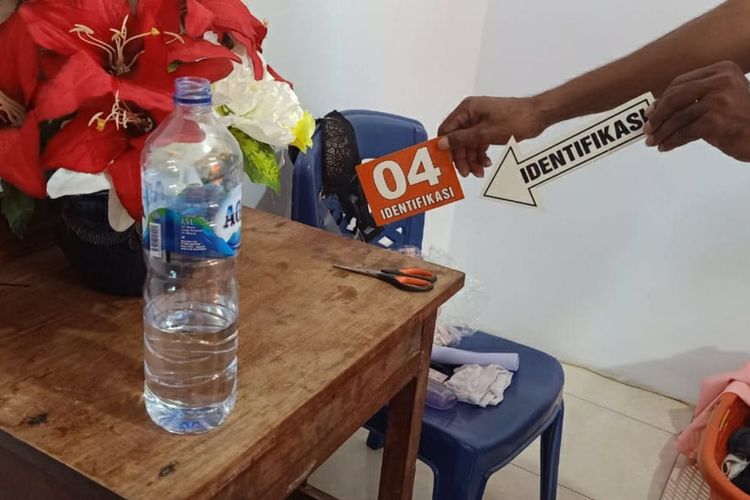 Aparat Polsek Saparua menggelar olah tempat kejadian perkara (TKP) di rumah pastori tempat ditemukannya seorang wanita yang tewas gantung diri, di Desa Parto, Kabupaten Maluku Tengah, Jumat (14/2/2020)