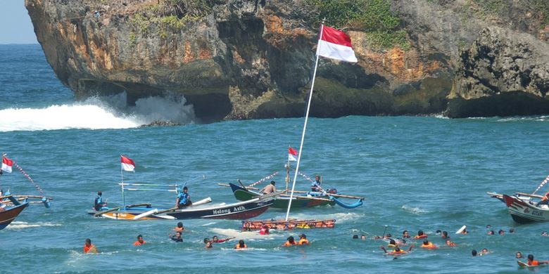 Pengibaran Bendera di Samudera Hindia sekitar Pantai Baron, Kemadang, Tanjungsari, Gunungkidul, Jumat (17/8/2018).