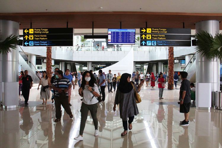 Antusias masyarakat saat ingin mencoba kereta api bandara di Stasiun Bandara Soekarno-Hatta, Tangerang,Banten, Selasa (26/12/2017). Uji coba KA Bandara Soekarno-Hatta dilakukan hingga peresmian operasinya pada 2 Januari 2018. Selama uji coba, PT KAI telah menetapkan harga tiket yang bisa dibeli warga, yakni Rp 30.000.