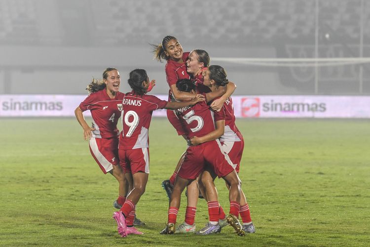Pesepak bola Timnas Putri Indonesia Isa Guusje Warps (kedua kanan) bersama rekan merayakan gol ke gawang Timnas Putri Kirgistan pada pertandingan kualifikasi Piala Asia Wanita 2026 Grup D di Stadion Indomilk Arena, Kabupaten Tangerang, Banten, Minggu (29/6/2025). Timnas Putri Indonesia menang atas Timnas Putri Kirgistan dengan skor 1 - 0.ANTARA FOTO/Galih Pradipta/rwa.