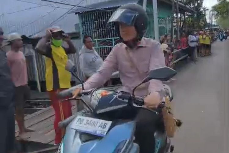 Potret Gibran Blusukan Keliling Agats Papua Selatan Naik Motor Listrik