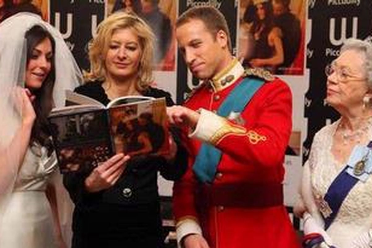 Pangeran William, Kate Middleton, dan Ratu Elizabeth II tiruan berfoto bersama Alison Jackson, penulis buku Kate & Wills Up The Aisle: A Right Royal Fairy Tale, yang diluncurkan pada 1 April 2011 di London, Inggris. (AFP PHOTO/GEOFF CADDICK)