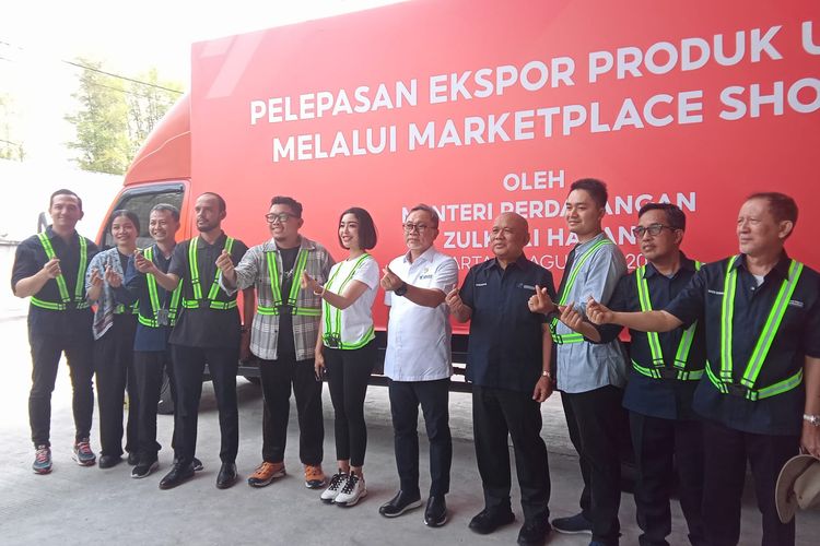 Menteri Perdagangan Zulkifli Hasan (Mendag Zulhas) meresmikan Gudang Ekspor Shopee terbaru yang berlokasi di Cengkareng, Jakarta Barat, Rabu (30/8/2023).