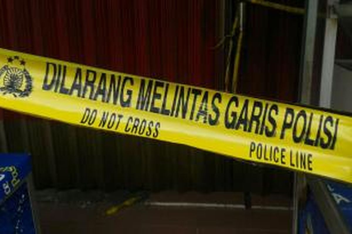 Warung bakso rasa nyaman di Jalan Bhayangkara 2, Serpong Utara, Tangerang milik korban (mayat) yang ditemukan tewas di freezer tempat usahanya telah diberi garis polisi sejak semalam. Sabtu (12/4/2014).