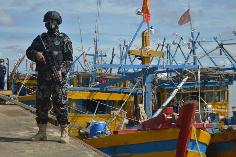Kementerian Kelautan dan Perikanan (KKP) kembali menangkap sebanyak enak kapal nelayan berbendera Vietnam di Laut Natuna Utata, Minggu (16/5/2021). Pelaksana Tugas (Plt) Direktur Jenderal Pengawasan Sumber Daya Kelautan dan Perikanan, yang juga Sekretaris Jenderal KKP, Antam Novambar mengatakan, keenam kapal tersebut diketahui melakukan penangkapan cumi secara ilegal.