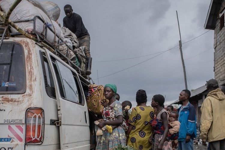 Pelancong yang meninggalkan Butembo tiba dengan bus setelah menempuh perjalanan delapan hari di Kitshanga, di bagian timur Republik Demokratik Kongo, pada 10 Desember 2022. Ibu Kota Republik Demokratik Kongo pada Selasa (13/12/2022) dilanda banjir dan menewaskan 100 penduduk.