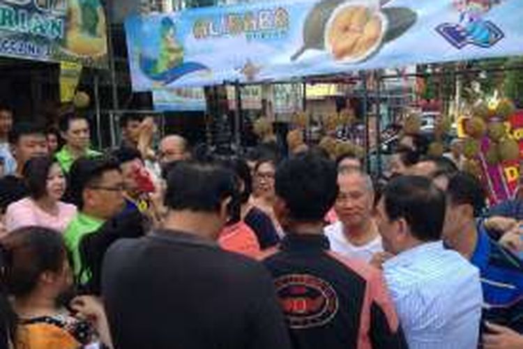 Puluhan pengunjung dari berbagai usia memadati toko Alibaba Durian di bilangan Jakarta Barat, Jumat (23/12/2016). 