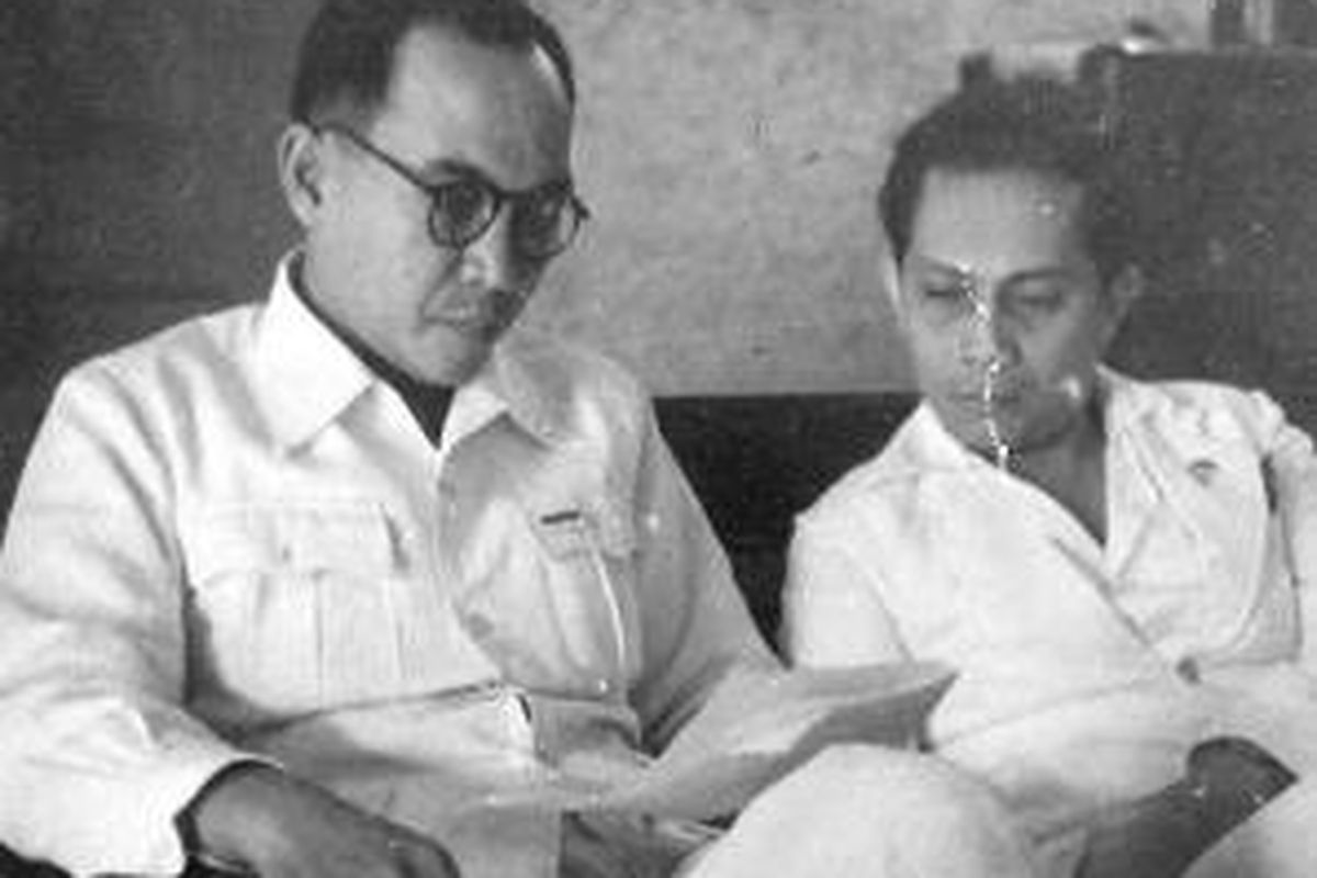 Kenang-kenangan semasa hidup Perdana Menter/Menteri Luar Negri Republik Indonesia yang pertama Sutan Sjahrir (kanan) ketika memberi laporan kepada Presiden Soekarno pada tahun 1947.