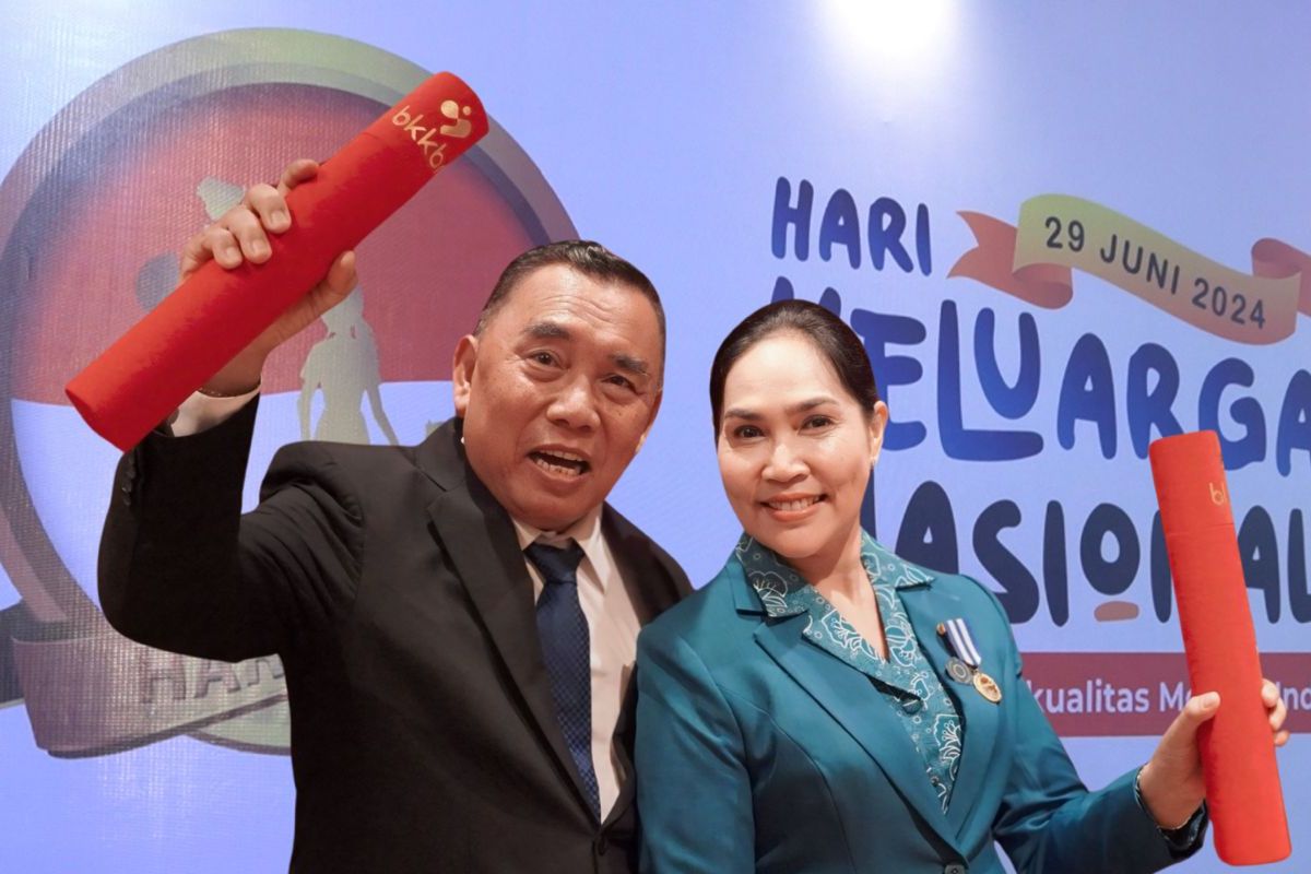 Bupati Jembrana I Nengah Tamba dan Ketua Tim Penggerak Pembinaan Kesejahteraan Keluarga (TP-PKK) Kabupaten Jembrana Candrawati Tamba menerima penghargaan Manggala Karya Kencana dari Badan Kependudukan dan Keluarga Berencana Nasional (BKKBN). 