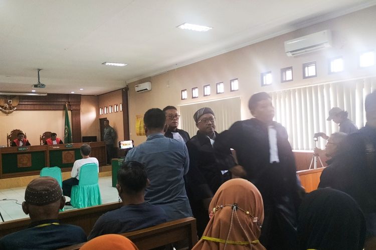 Tim Pengacara atau Tim Penasehat Hukum, terdakwa kasus ujaran kebencian dan penistaan agama, Bambang Tri Mulyono, mengundurkan diri atau walk out dari persidangan di Pengadilan Negeri (PN) Solo, Jawa Tengah, pada Selasa (21/3/2023).