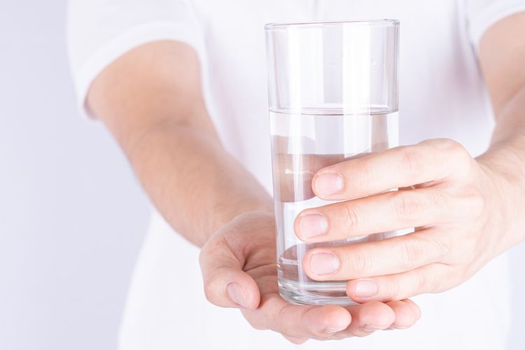 Antara 50-80 persen tubuh manusia terdiri dari air atau cairan. Minum air putih memberikan manfaat, seperti untuk produksi air liur dan proses pencernaan. 