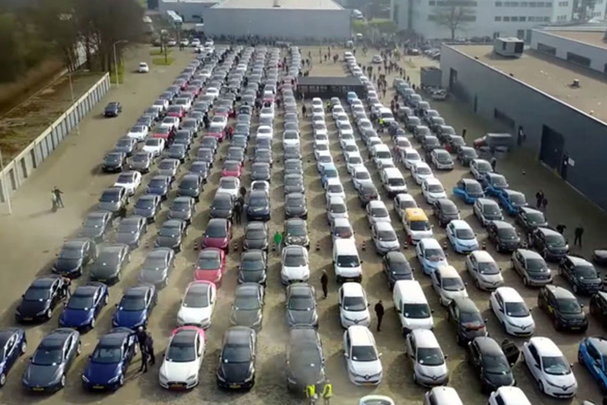 Parade mobil listrik di Belanda menunggu verifikasi rekor dunia.