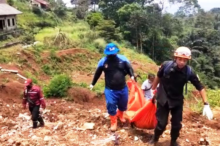 Petugas saat mengevakuasi jenazah korban longsor gempa magintudo 5.6 Cianjur di lokasi longsor tebing palalangon, Cugenang, Cianjur, Minggu (26/3/2023) siang.