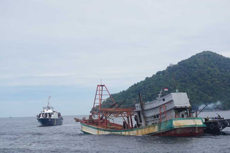 Kementerian Kelautan dan Perikanan (KKP) dan Kejaksaaan memusnahkan 4 kapal asing ilegal berbendera Vietnam di Pulau Datok, Kabupaten Mempawah, Kalimantan Barat (Kalbar), Kamis (25/3/2021).