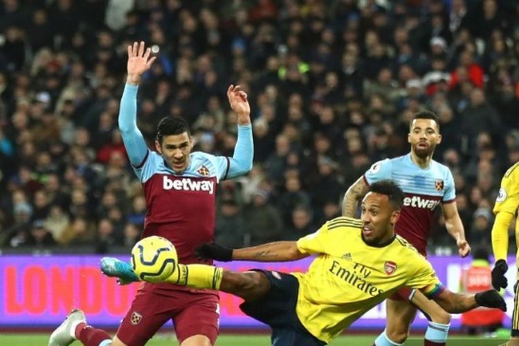 Pemain Arsenal, Pierre-Emerick Aubameyang, berusaha mencetak gol ke gawang West Ham United pada Selasa (9/12/2019) atau Rabu dini hari WIB.