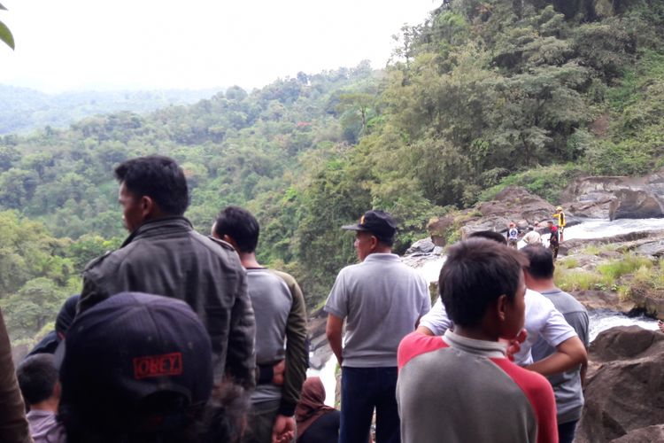 Puluhan warga di Kabupaten Gowa, Sulawesi Selatan menyaksikan proses evakuasi jasad Nurhidayat (18) yang sebelumnya hilang terjatuh di air terjun. Senin, (15/5/2017).
