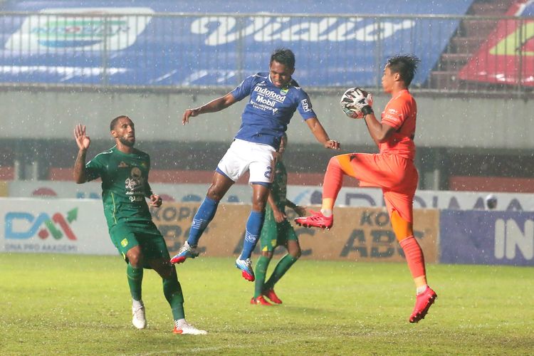 Aksi pada duel Liga 1 2021-2022 antara Persib dan Persebaya di Stadion Maguwoharjo, Yogyakarta, pada Rabu (8/12/2021) malam WIB.