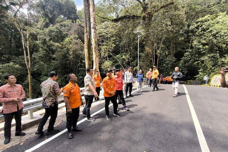 Tim gabungan meninjau lokasi jalur Pacet - Cangar jelang pembukaan.
