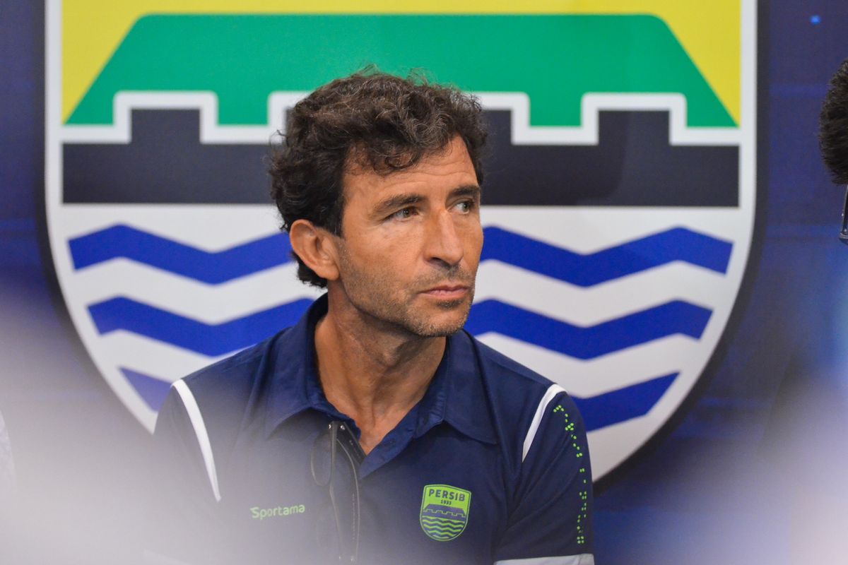 Pelatih baru Persib Bandung, Luis Milla, saat pertama kali tampil di hadapan publik pada Senin (22/8/2022) di Graha Persib, Jl Sulanjana, Bandung. Luis Milla akan melakoni debut mendampingi Persib pada laga pekan ketujuh Liga 1 melawan PSM Makassar, Senin (29/8/2022).