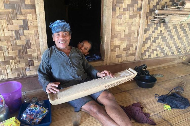 Ki Pantun Saat Memainkan Alat Musik Kacapi Buhun di kediamannya di Kampung Kadugede, Desa Kanekes beberapa waktu lalu.