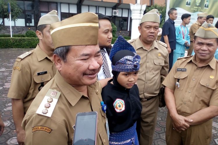 Bupati Garut Rudy Gunawan saat diwawancara wartawan