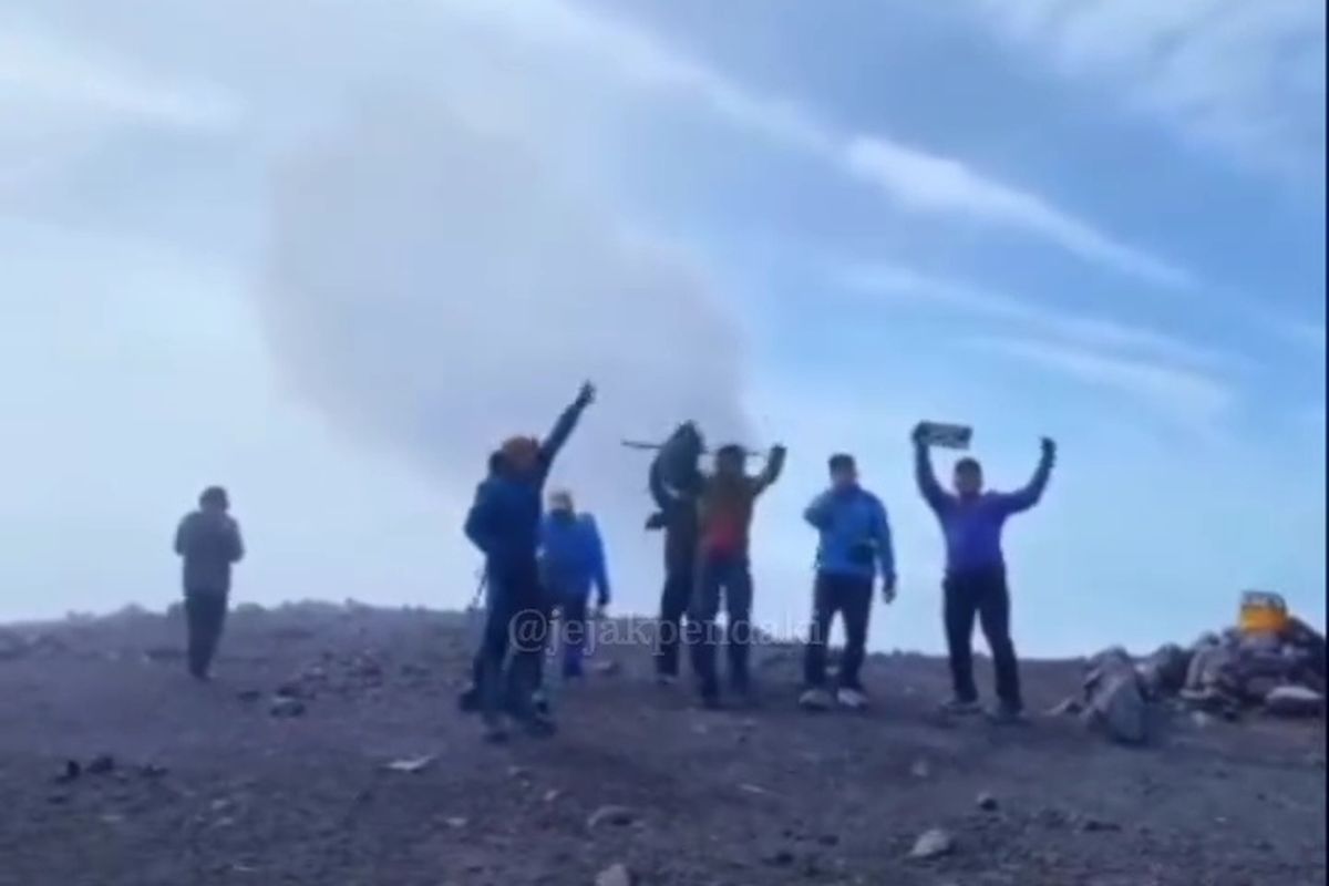 Tangkapan layar video pendaki gunung semeru saat jalur pendakian masih ditutup