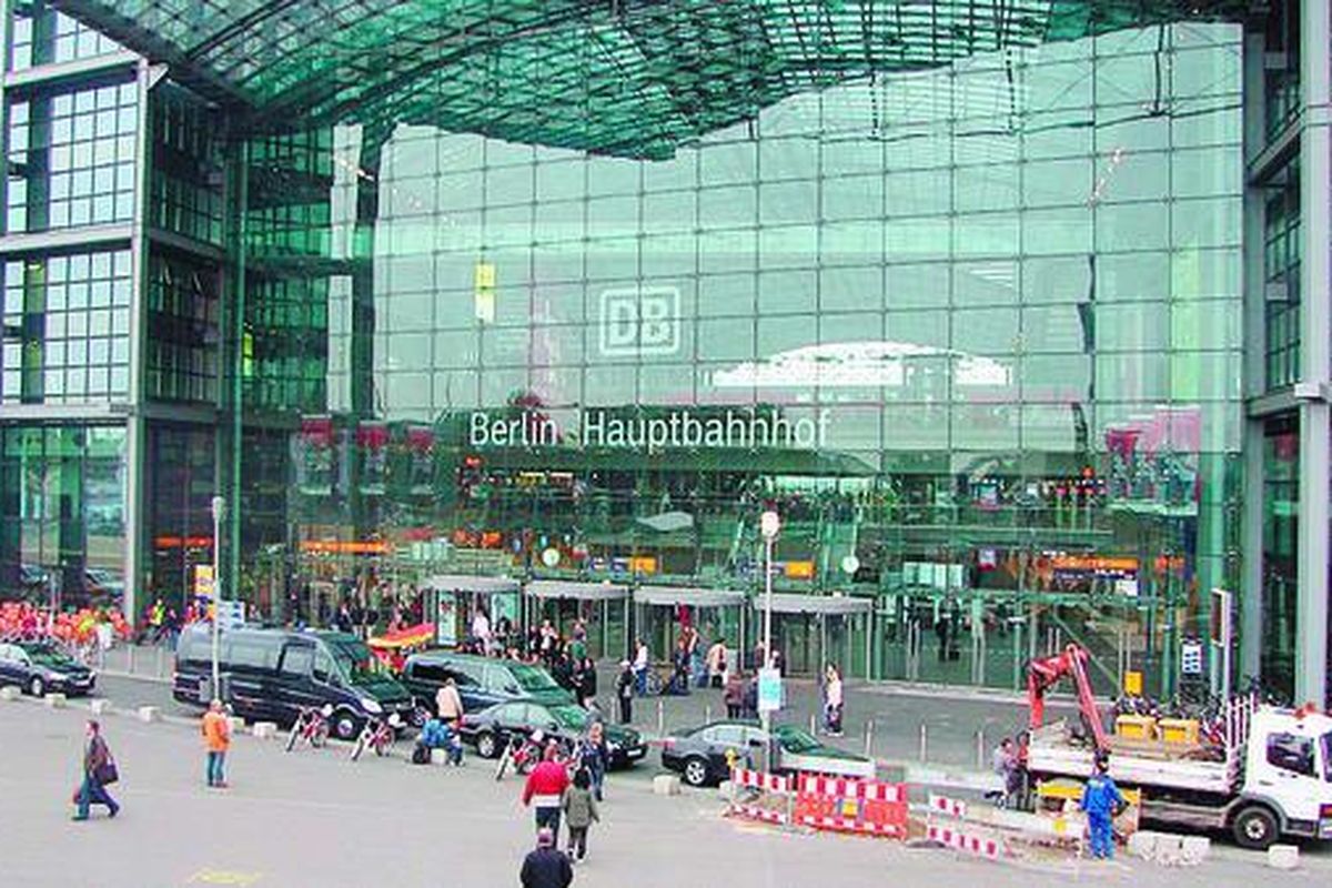 Suasana di Berlin Hauptbahnhof, stasiun kereta api terbesar di Eropa, yang berada di kota Berlin, Jerman, Selasa (6/10).