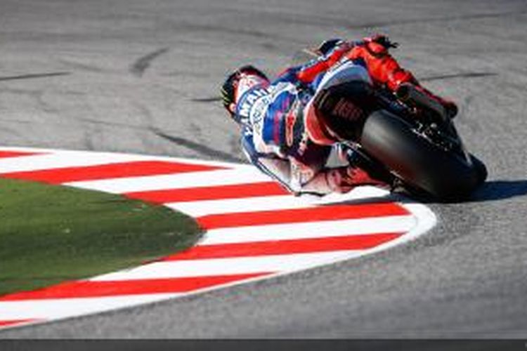 Pebalap Yamaha asal Spanyol, Jorge Lorenzo, menikung di Sirkuit Misano, pada sesi latlihan bebas dua GP San Marino, Jumat (13/9/2013).