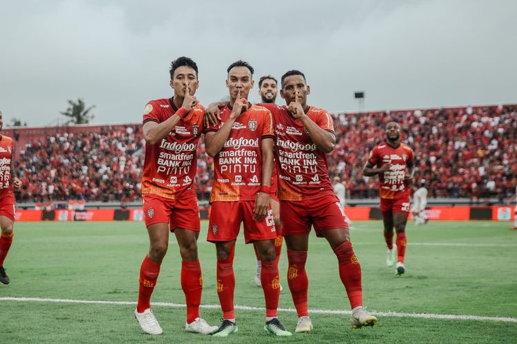 Pemain-pemain Bali United melakukan selebrasi usa menjebol gawang Dewa United dalam laga Liga 1 2022-2023 di Stadion Kapten I Wayan Dipta, Gianyar, Sabtu (10/9/2022).