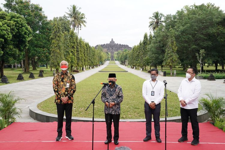 Wakil Presiden Ma'ruf Amin memberikan keterangan pers usai meninjau persiapan Taman Wisata Candi Borobudur (TWC Borobudur) menjelang perayaan Hari Raya Idulfitri 1443 Hijriah, Kamis (21/4/2022).