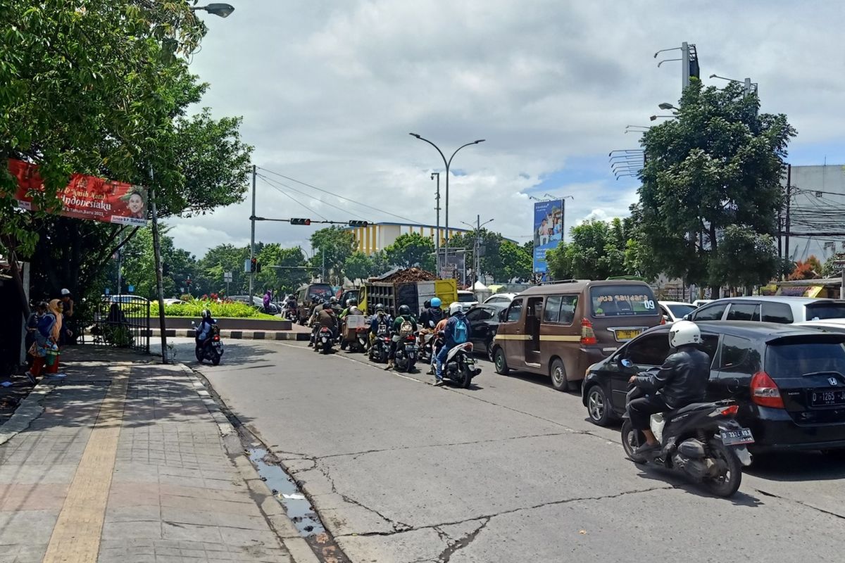 Lampu Lalu Lintas Perempatan Kiaracondong-Soekarno Hatta, terkenal oleh warga Kota Bandung dengan durasi berhenti yang lama.