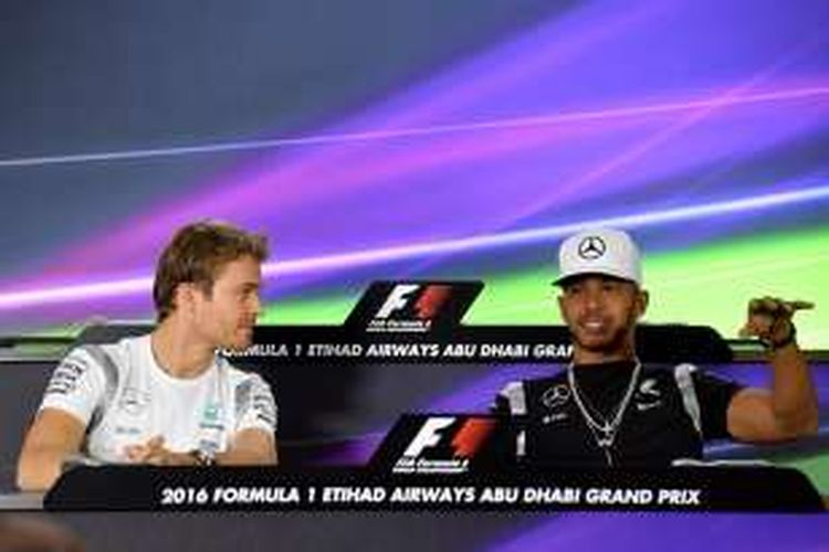 Pebalap Mercedes AMG Petronas F1 Team, Nico Rosberg (Jerman, kiri) dan Lewis Hamilton (kanan), berdialog saat akan menjalani konferensi pers jelang GP Abu Dhabi di Sirkuit Yas Marina, Kamis (24/11/2016).