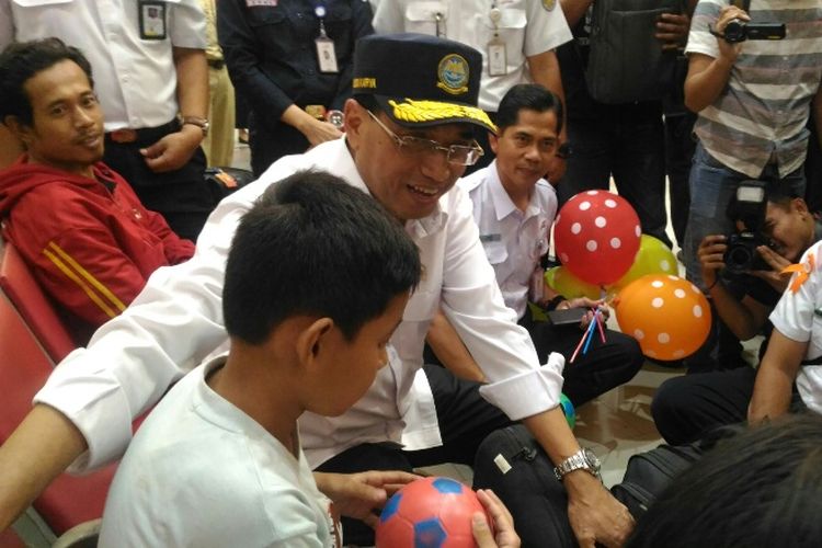  Di sela kunjungannya ke Stasiun Tawang, Semarang, Menteri Perhubungan (Menhub) Budi Karya Sumadi menyempatkan diri untuk menyosialisasikan Asian Games 2018 ke anak-anak, Selasa (12/6/2018).