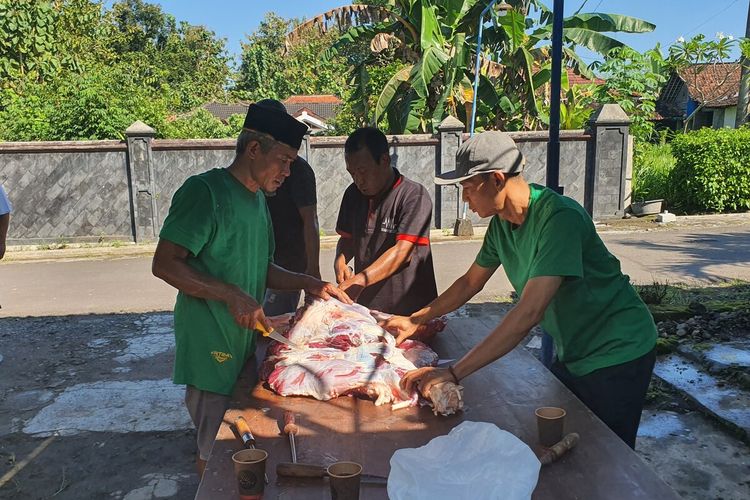 Cerita Toleransi dari Padukuhan Tumpak, Warga Katolik Bantu Penyembelihan Kurban Idul Adha