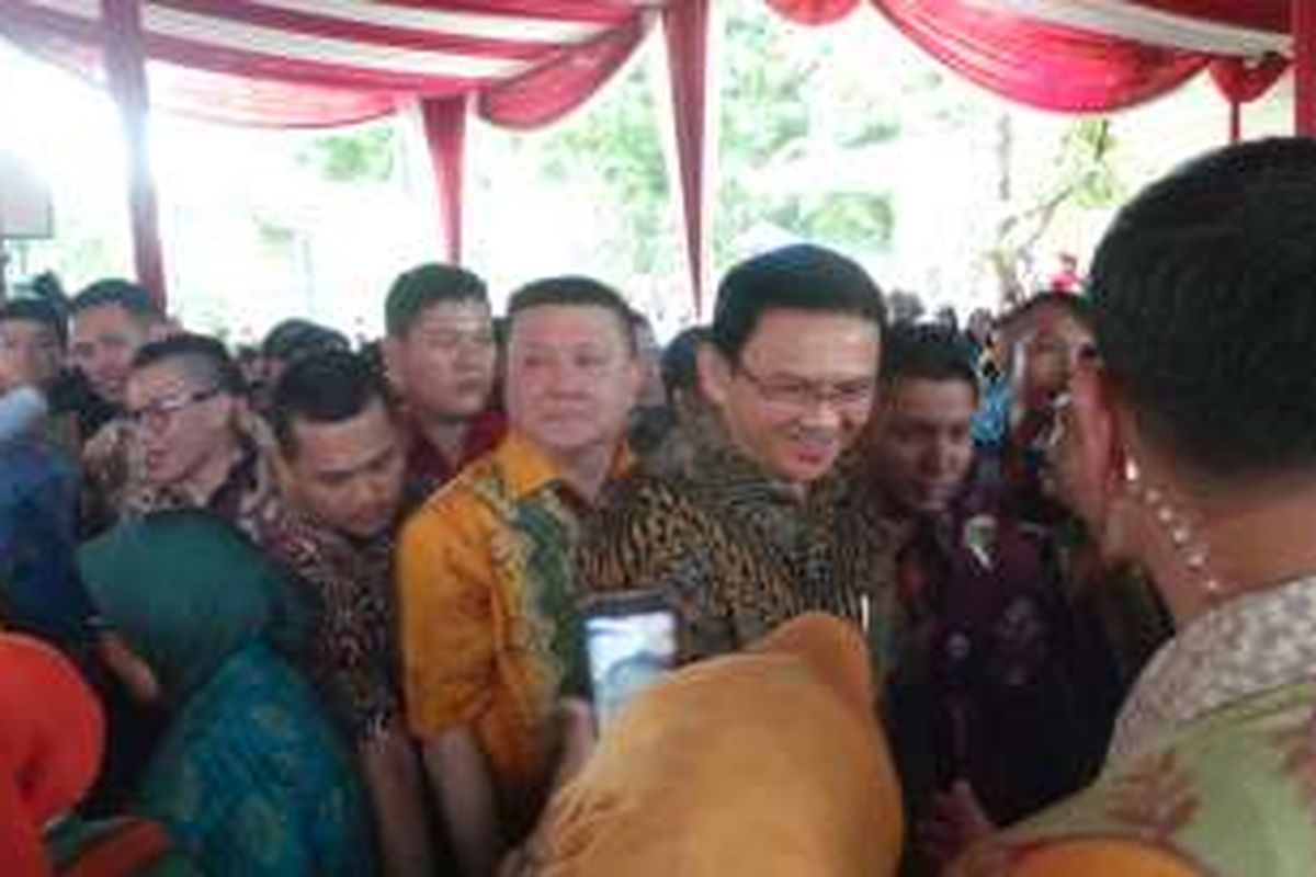 Gubernur DKI Jakarta Basuki Tjahaja Purnama saat meresmikan Ruang Publik Terpadu Ramah Anak (RPTRA) Borobudur, Menteng, Jakarta Pusat, Jumat (5/2/2016).