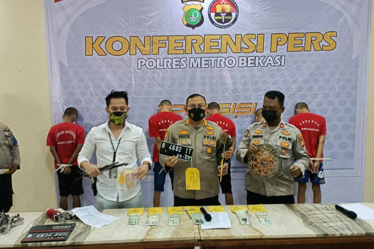 Wakapolres Metro Bekasi AKBP Erick Fendriz (tengah) saat menggelar konferensi pers terkait pencurian kendaraan bermotor Mapolsek Cikarang Barat, Selasa (16/8/2022). Enam tersangka yang ditangkap tersebut merupakan pelaku spesialis pencurian kendaraan bermotor di 65 lokasi di Bekasi Raya. 