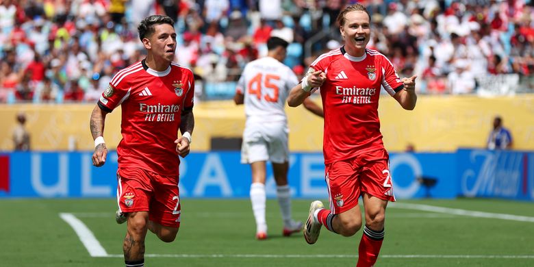 Andreas Schjelderup dari SL Benfica merayakan gol pertama timnya bersama Gianluca Prestianni pada laga Grup C Piala Dunia Antarklub FIFA 2025 antara SL Benfica dan FC Bayern München di Stadion Bank of America pada tanggal 24 Juni 2025 di Charlotte, North Carolina.
