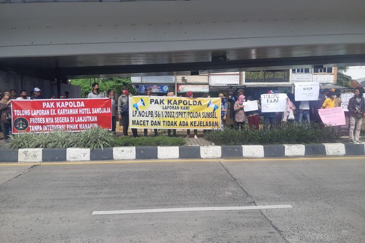 Puluhan mantan karyawan hotel Sandjaja Palembang menggelar aksi di depan Mapolda Sumatera Selatan agar segera memanggil IS selaku pemilik hotel, Rabu (25/5/2022).