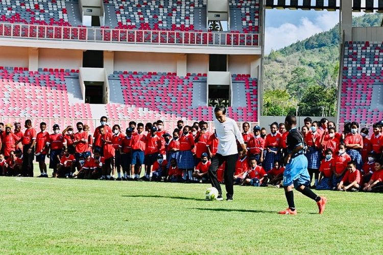 Salah satu anggota Grup MIND ID PT Freeport Indonesia (PTFI) mendukung munculnya atlet sepakbola dari tanah Papua. Pada Rabu (31/8/2022), Presiden Joko Widodo (Jokowi) meresmikan Papua Football Academy (PFA) di Stadion Lukas Enembe, Sentani, Papua.
