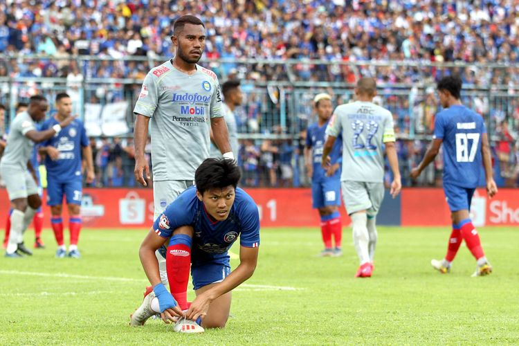 Pemain Arema FC Feby Eka Putra saat mengikat sepatu disela-sela pertandingan pekan kedua Liga 1 2020 melawan Persib Bandung yang berakhir dengan skor 1-2 di Stadion Kanjuruhan Malang, Jawa Timur, Minggu (08/03/2020) sore.