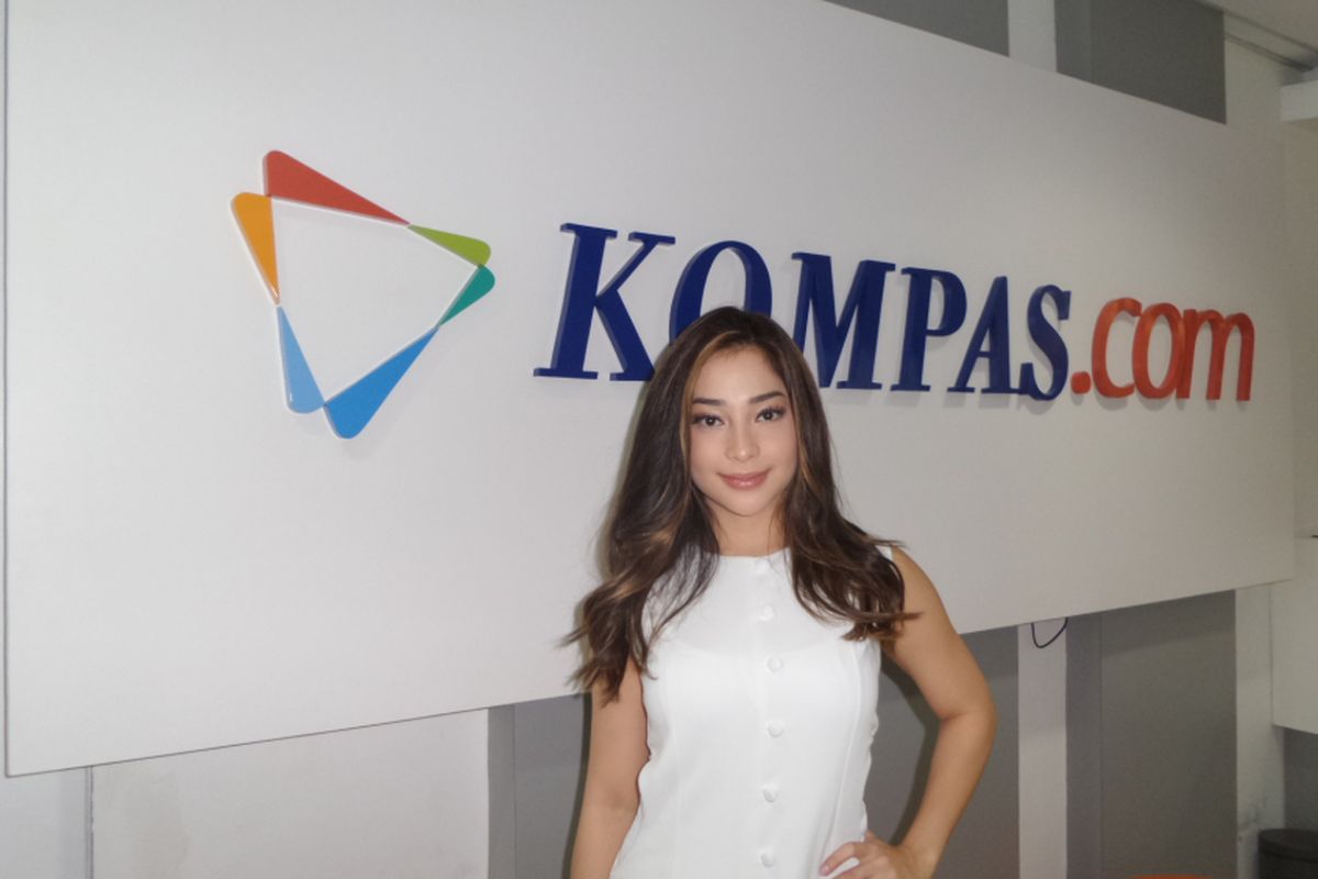 Nikita Willy berpose di kantor redaksi Kompas.com di Palmerah Selatan, Jakarta Pusat, Rabu (1/11/2017). Kedatangannya untuk mempromosikan film horor Gasing Tengkorak yang merupakan garap rumah produkai Dee Company & MD Pictures.