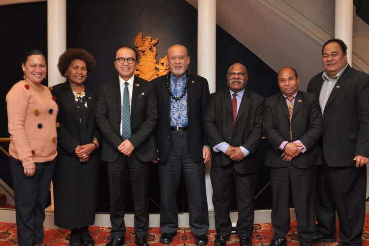 Dubes Tantowi Yahya bersama  bersama para Dubes dan Komisi Tinggi negara-negara Pasifik di Wellington.