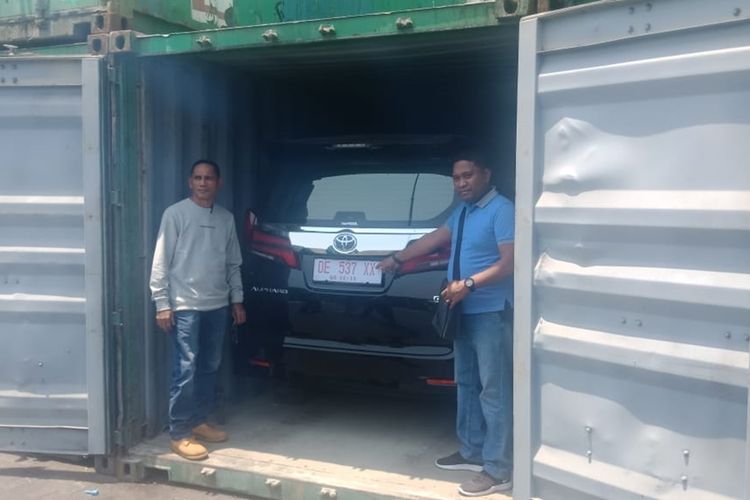 Tim Polda Maluku berhasil menyita sebuah mobil Toyota Alphard dari dalam sebuah kontainer di Depo 6 Teluk Bayur-Tanjung Perak, Surabaya, pada Selasa (12/11/2019). Mobil yang disita itu merupakan salah satu aset milik tersangka kasus penggelapan dana nasabah BNI Ambon Faradiba Yusuf(KOMPAS.COM/RAHMAT RAHMAN PATTY)
 