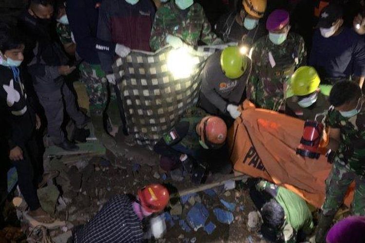 TNI AL dan SAR Gabungan saat mengevakuasi satu jenazah yang berhasil ditemukan di Kampung Garogol Kidul, Desa Cibulakan, Kecamatan Cugenang, Kabupaten Cianjur, Jawa Barat, Minggu (11/12/2022).

