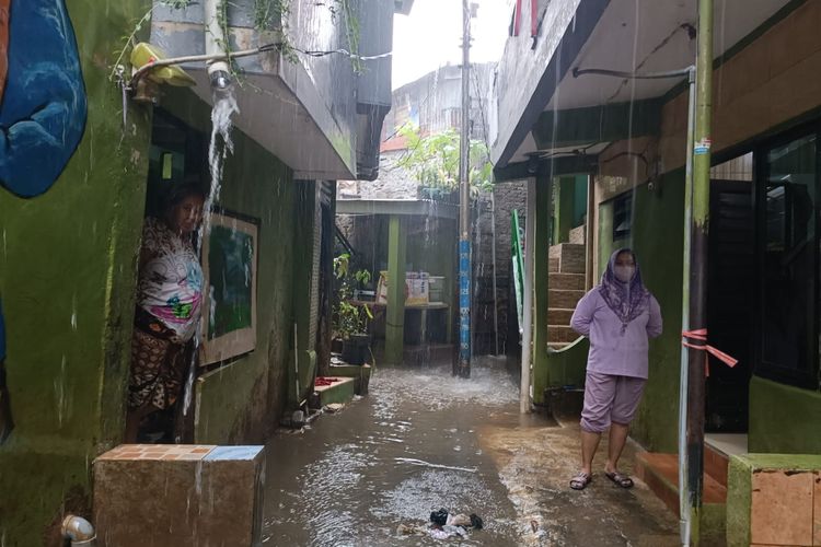 Kawasan RW 04 dan RW 05 di Kebon Pala, Kelurahan Kampung Melayu, Kecamatan Jatinegara, Jakarta Timur, kembali diguyur hujan deras, Jumat (3/3/2023).
