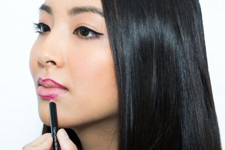Cara Membuat Double Lip Liner untuk Bibir Tampak Penuh dan Terdefinisi