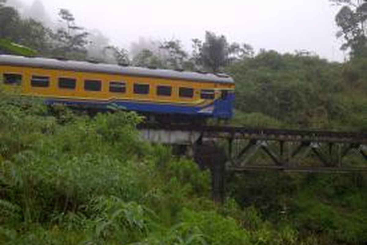 Kereta Api Pasundan Jurusan Bandung-Surabaya anjlok di sebuah jembatan antara lintasan Stasiun Cipeundeuy-Cirahayu, Tasikmalaya, Jumat (27/6/2014).